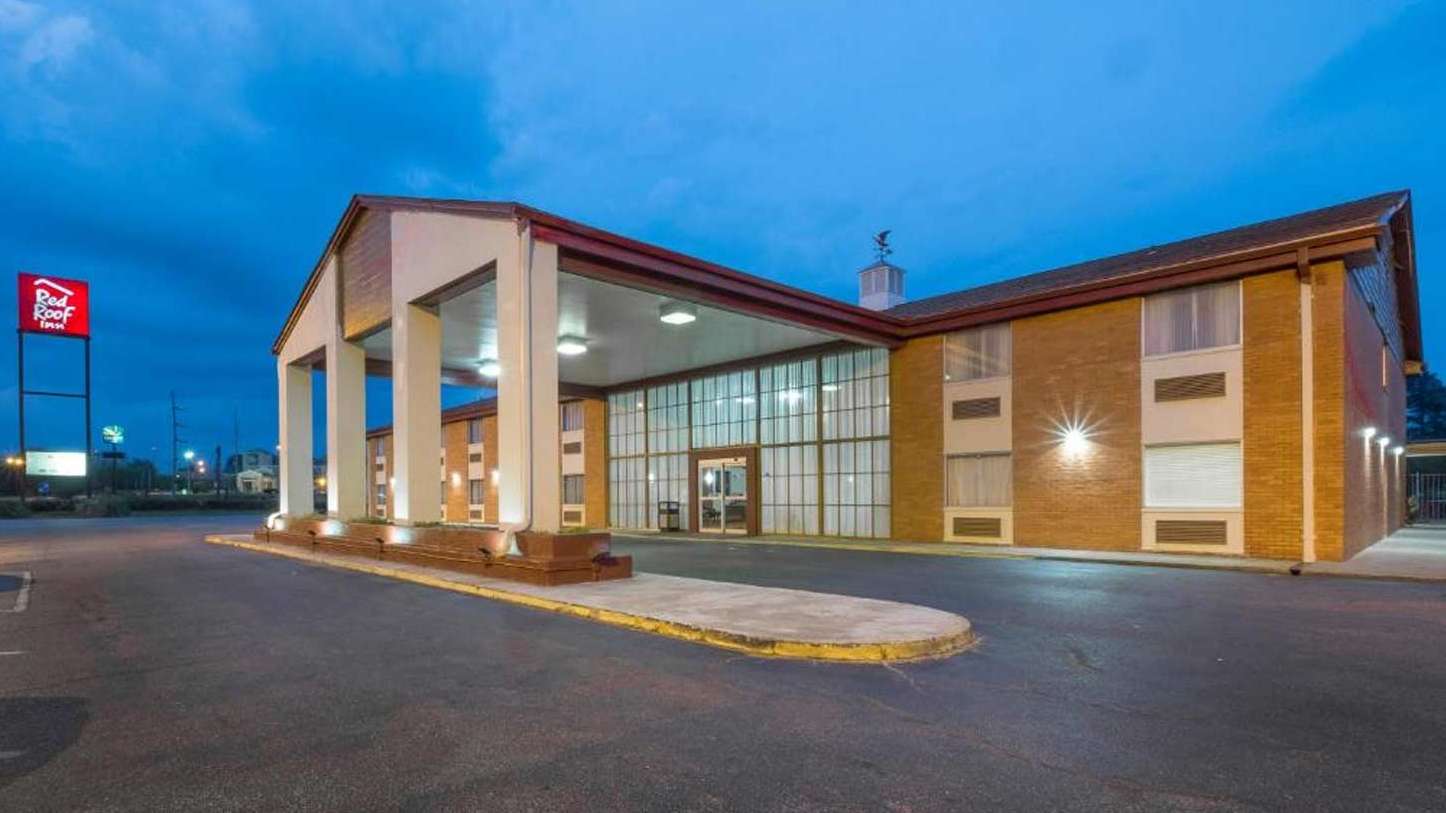 Red Roof Inn - 2219 S Frontage Rd Garage