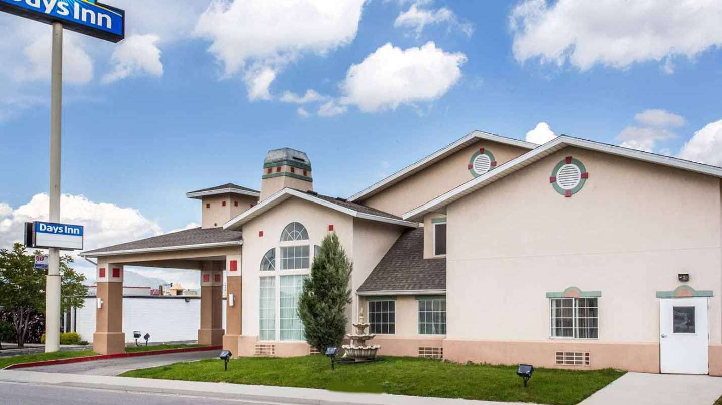 Days Inn - 7251 S Cottonwood St Garage