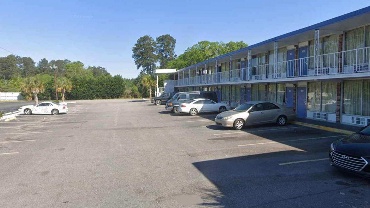 Airport Inn and Suites - 2200 Airport Blvd Garage