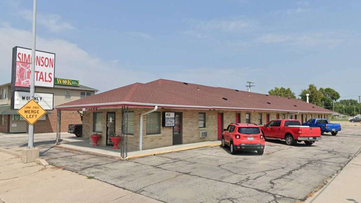 310 W 23rd St (Econo Inn ) Garage