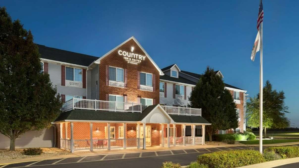 Country Inn & Suites - 380 South Cypress Drive Parking