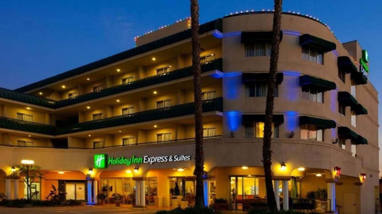 Holiday Inn Express  3500 E Colorado Blvd Parking