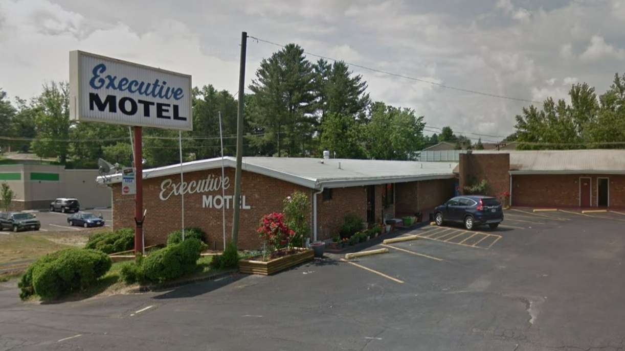 Executive Motel - 7498 Lee Hwy Parking