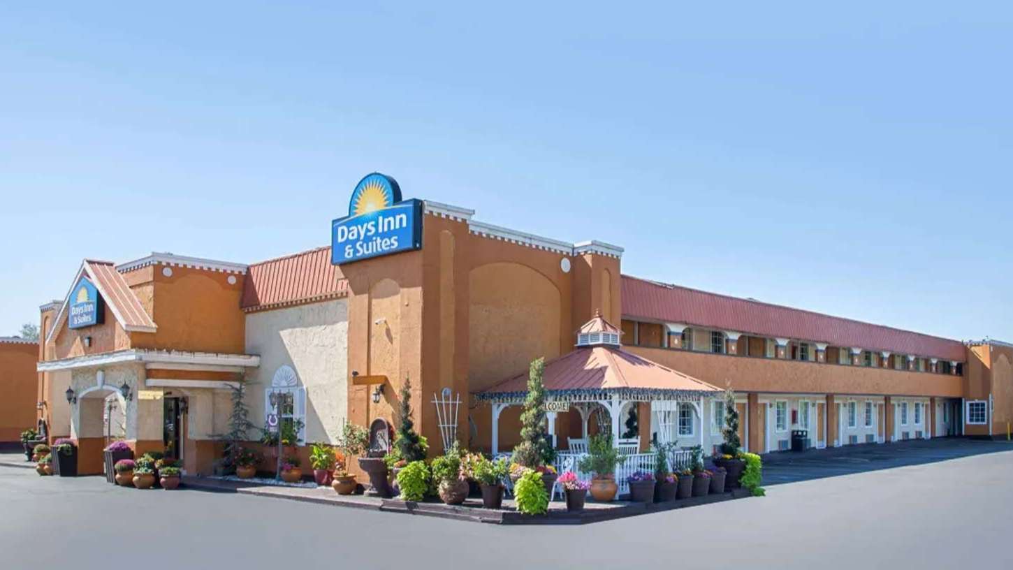 Days Inn - 101 E Margaret Dr Garage