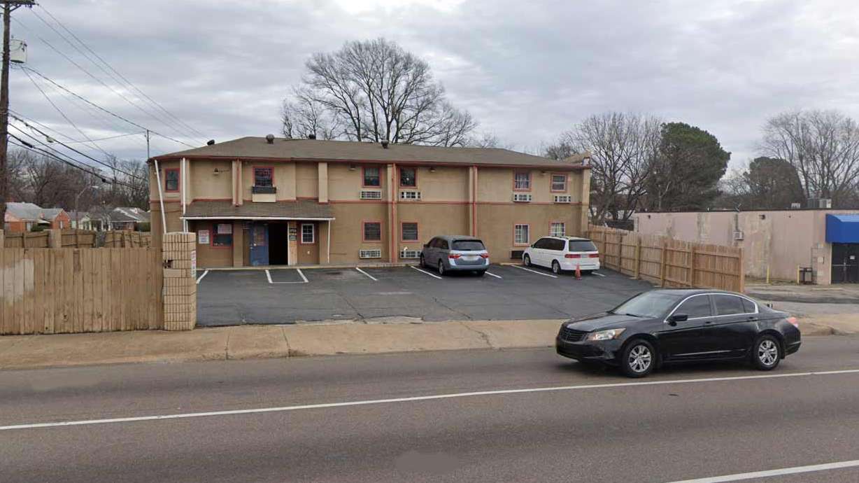 WAYSIDE INN - 1462 Elvis Presley Blvd Garage