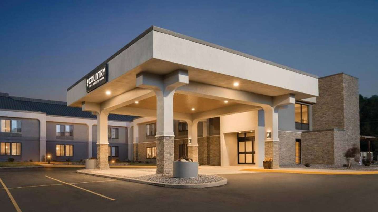 Country Inn and suites - 2110 Rose St Garage