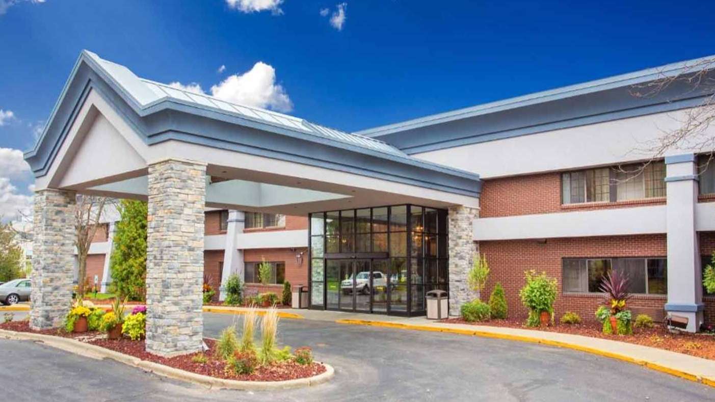 Baymont Inn and Suites - 8102 Excelsior Dr Garage