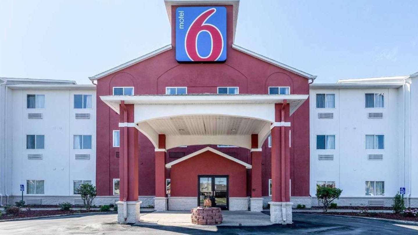 Motel 6 - 4345 Southport Crossings Way Garage