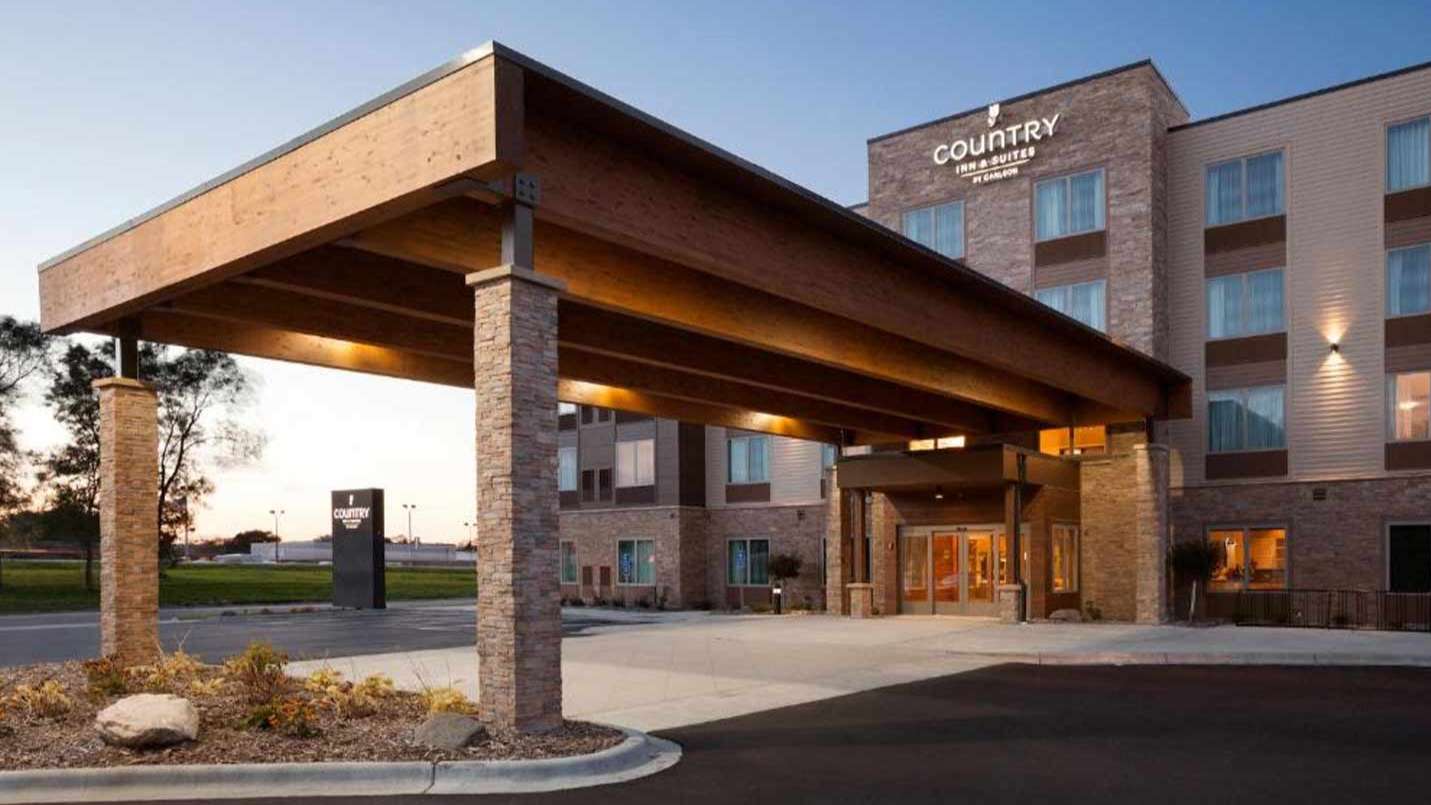 Country Inn & Suites by Radisson - 14620 North I-35 Garage
