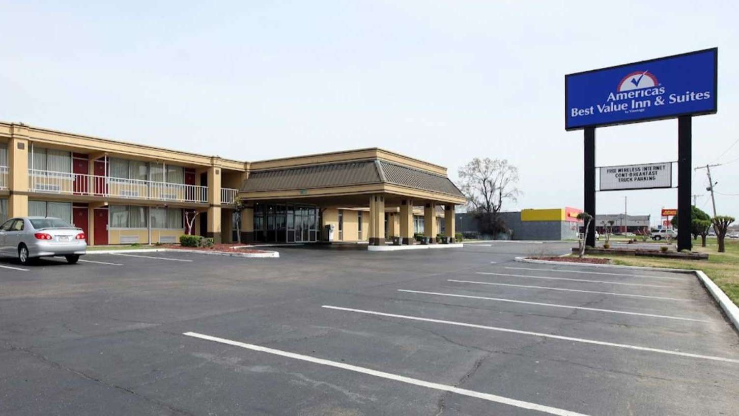 Americas Best Value Inn & Suites - 2700 US-82 Garage
