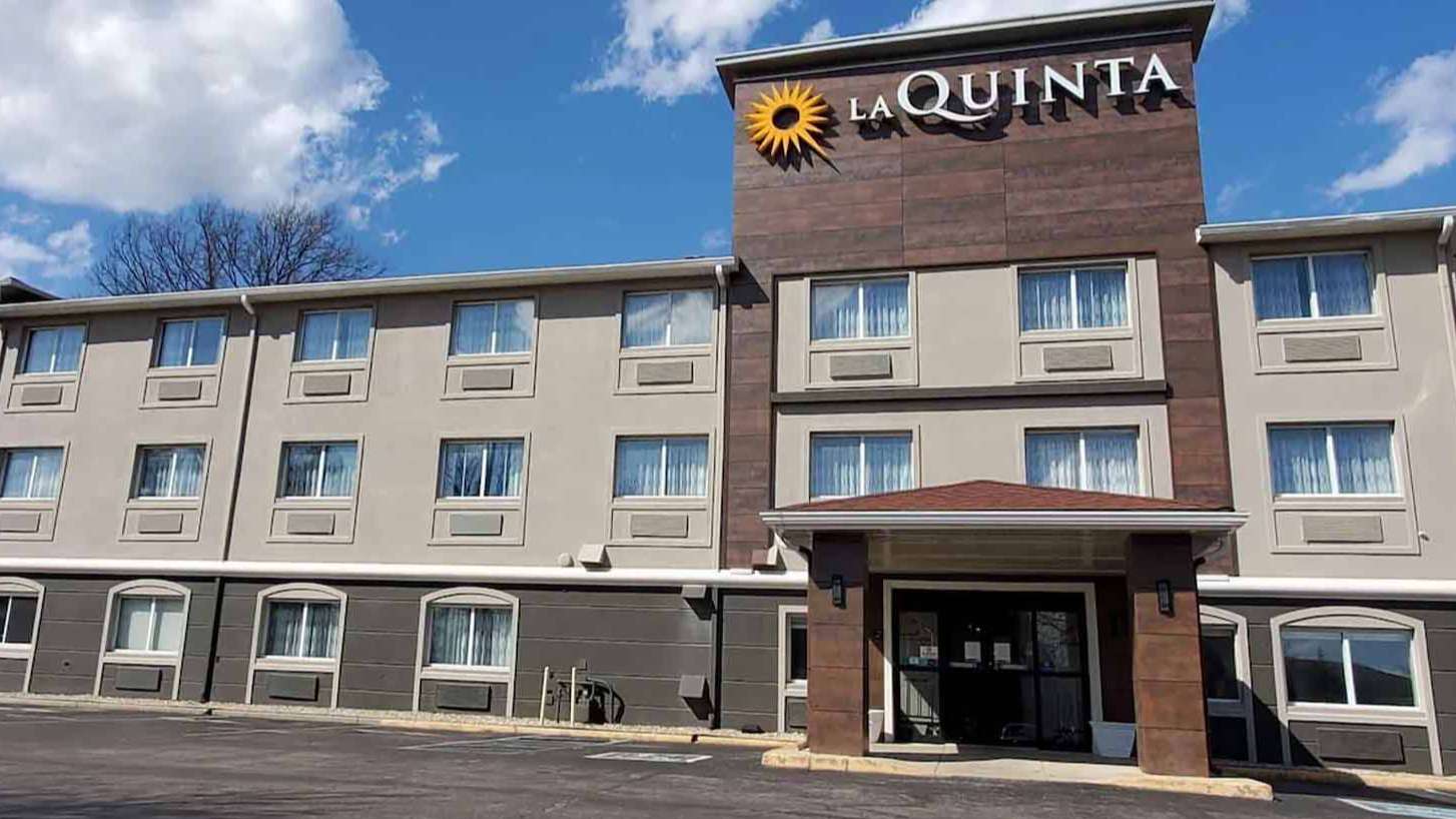  La Quinta Inn - 3880 W 92nd St Garage