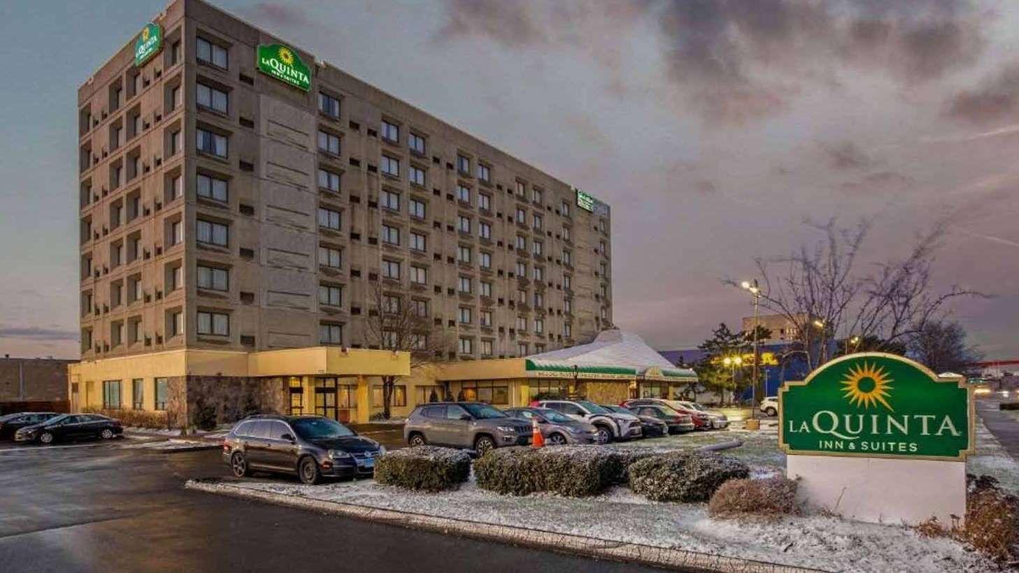La Quinta Inn and Suites - 400 Sargent Dr Garage