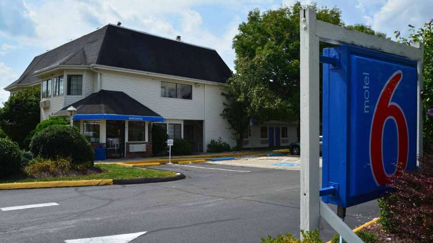 Motel 6 - 1341 Silas Deane Hwy Garage
