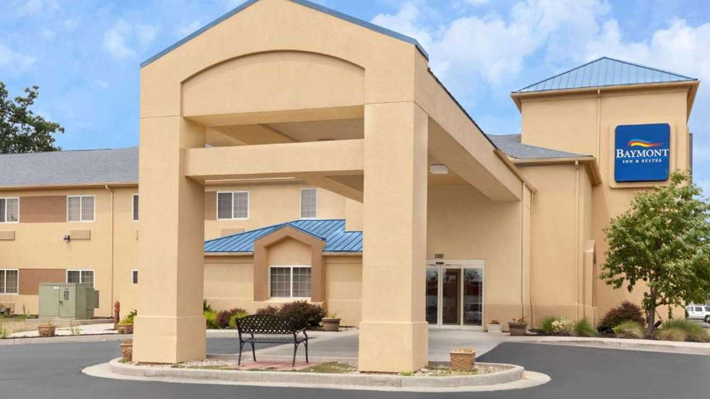Baymont Inn and Suites - 2881 E Dupont Rd Garage