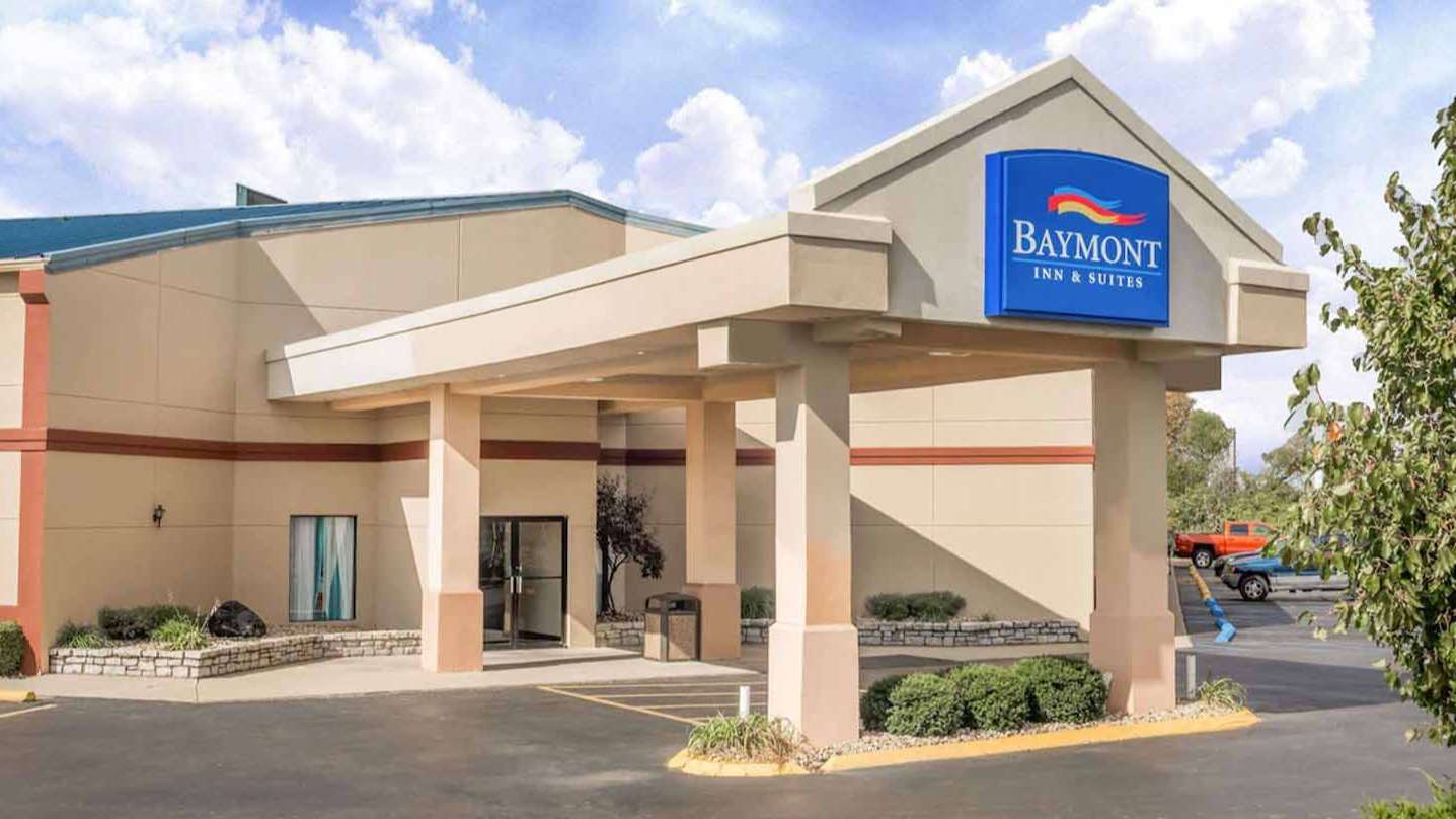 Baymont Inn and Suites - 2317 IN-3 Garage