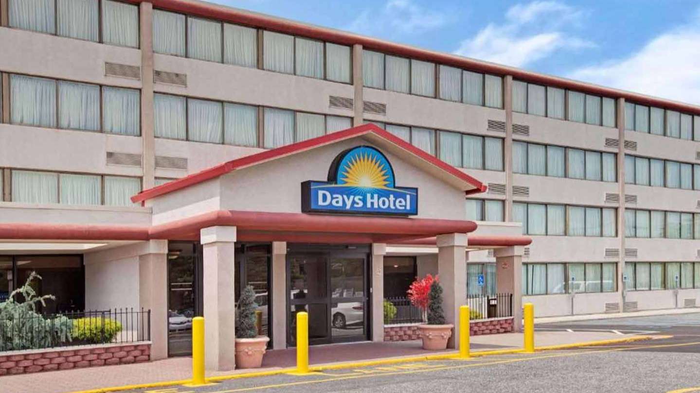 Days Hotel by Wyndham - 195 NJ-18 Garage