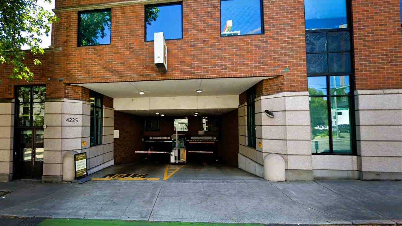 4225 Roosevelt Way NE – Garage