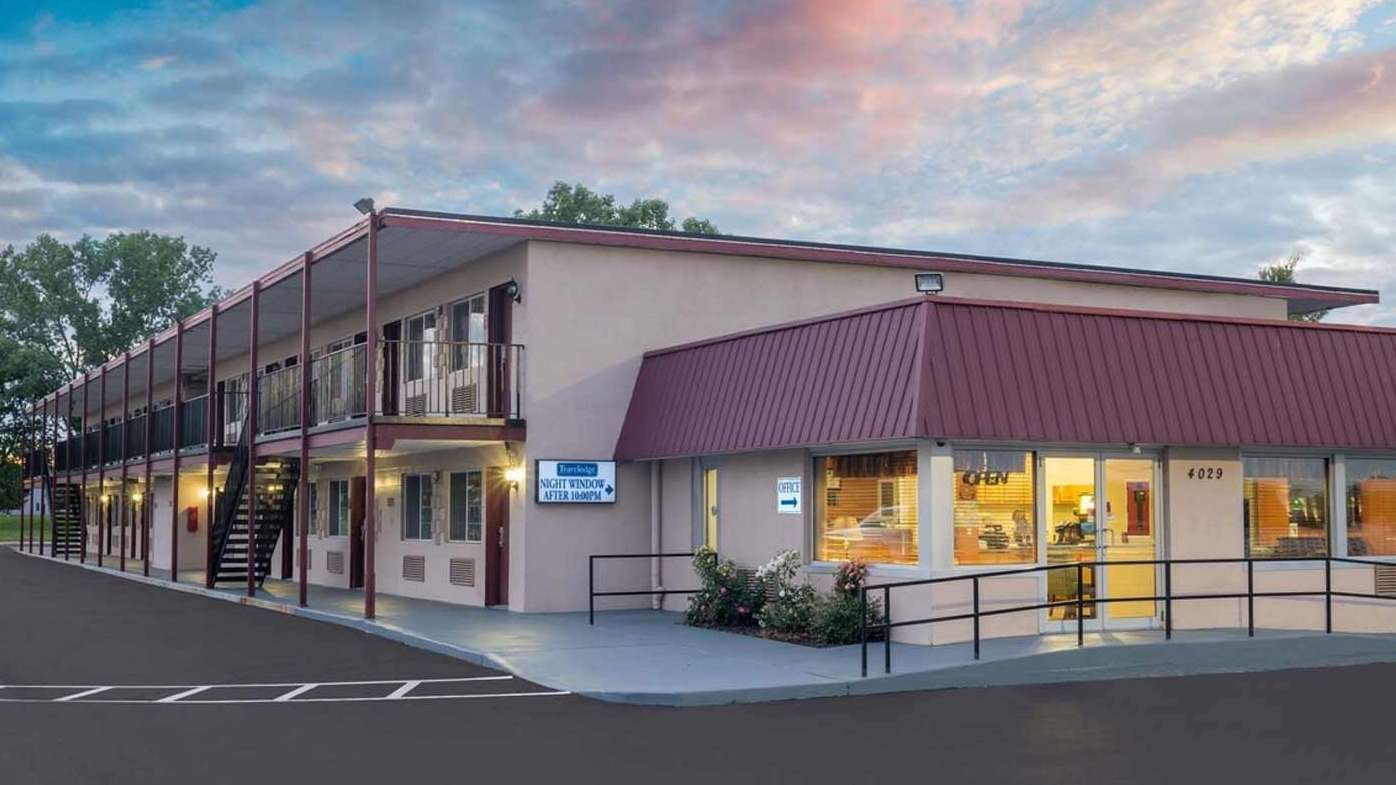 Travelodge - 4029 Marlane Dr Garage