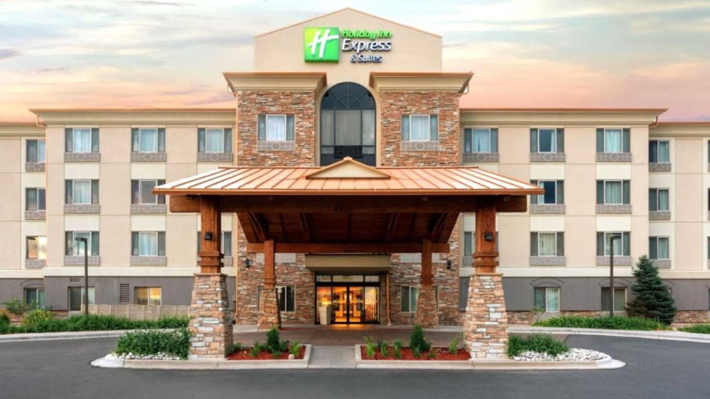 Holiday Inn Express & Suites DEN Airport Parking