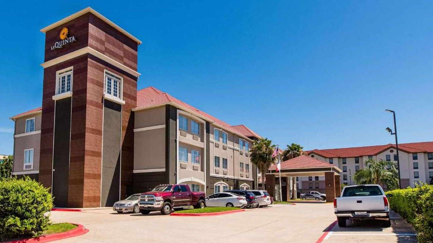 La Quinta Inn and Suites - 520 Bay Area Blvd Garage