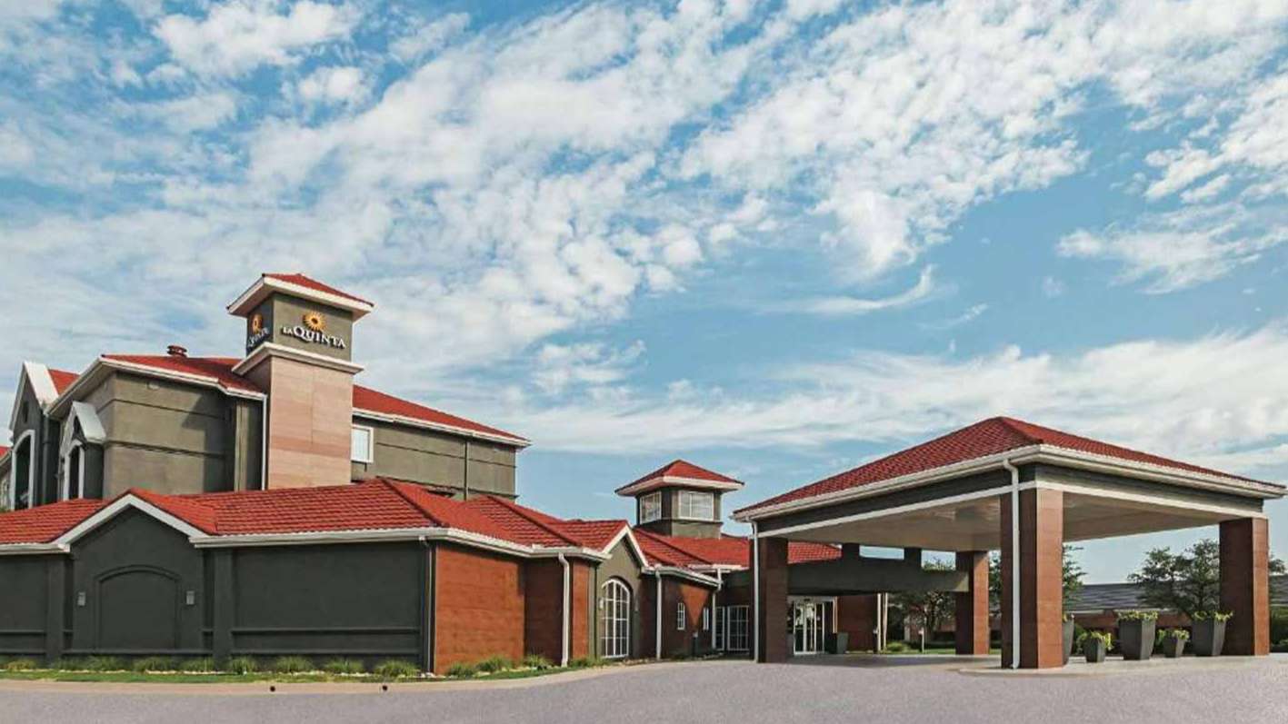  La Quinta Inn and Suites - 4900 Bryant Irvin Rd Garage