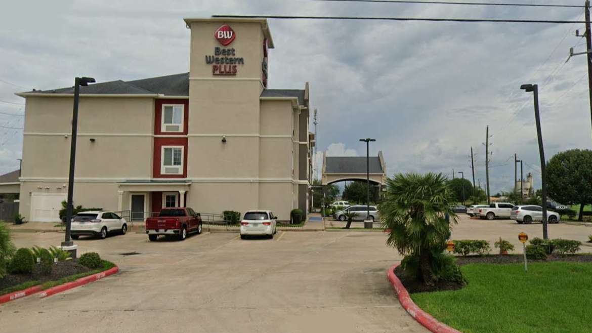 Best Western Plus Inn and Suites - 19301 Hwy 6 Garage