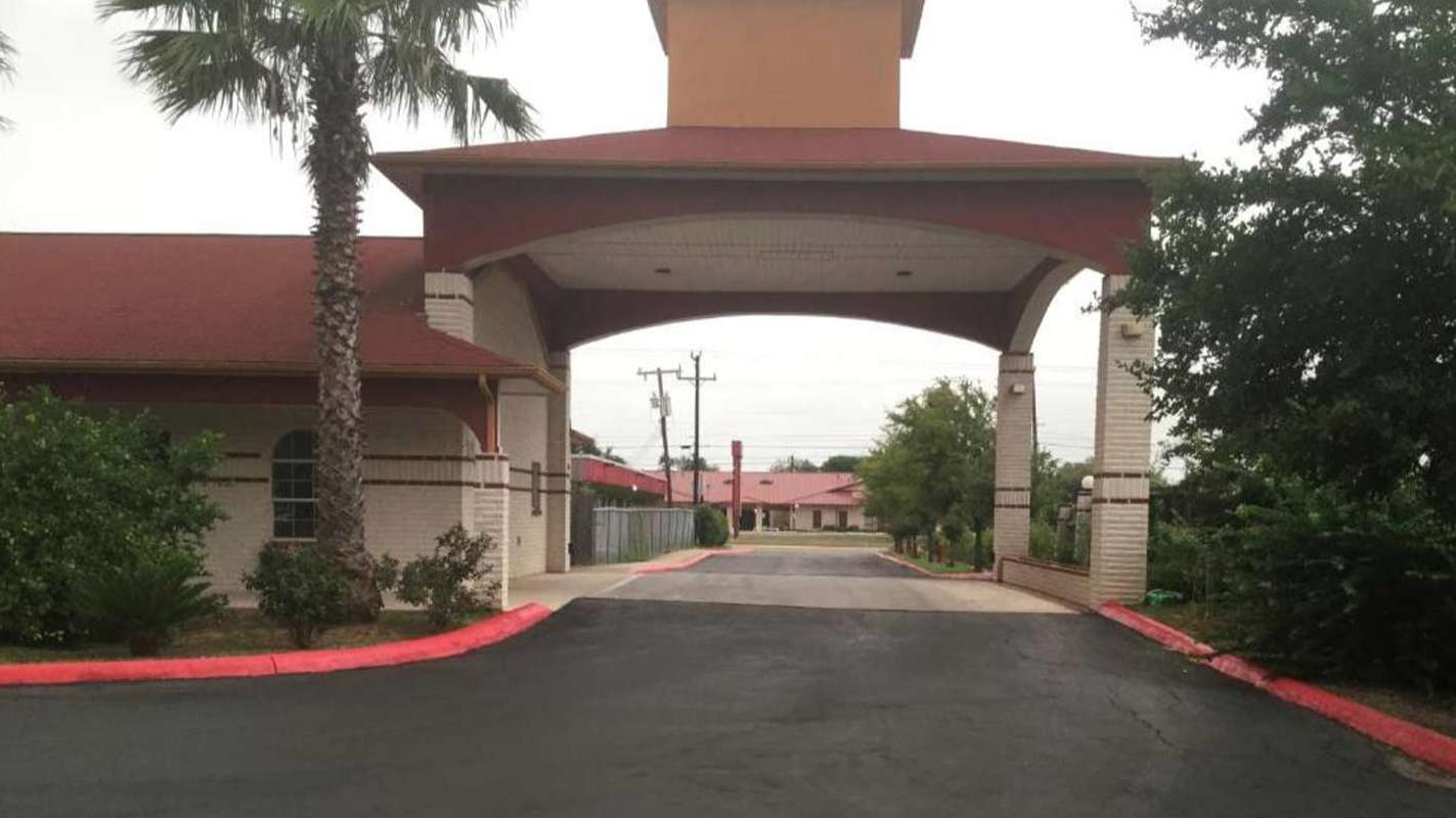 Luxury Inn and Suits Seaworld - 7322 Marbach Rd Garage