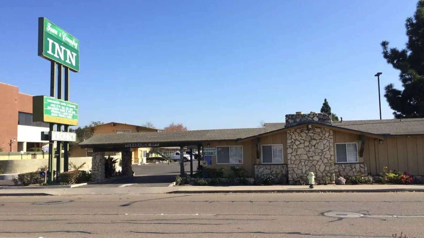 2250 S Broadway (Town and Country Inn) Garage
