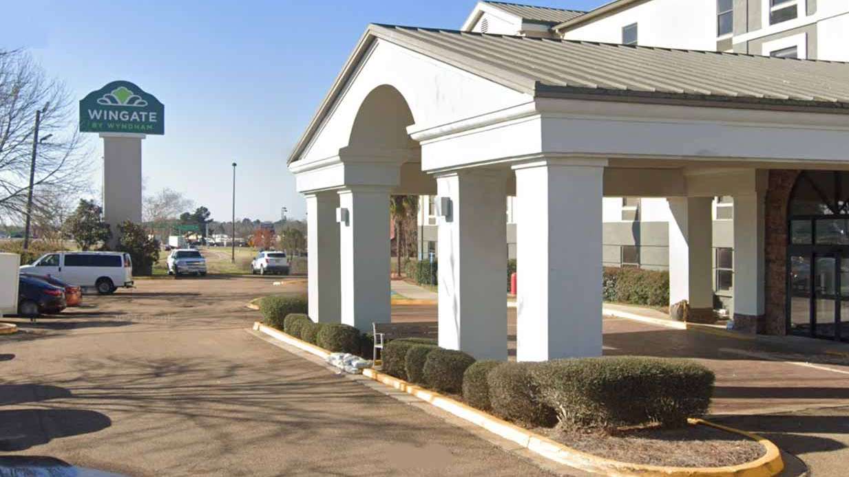 Wingate by Wyndham - 6485 W Frontage Rd Garage