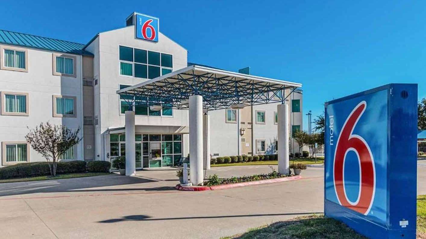 Motel 6 - 8601 Benbrook Blvd Garage
