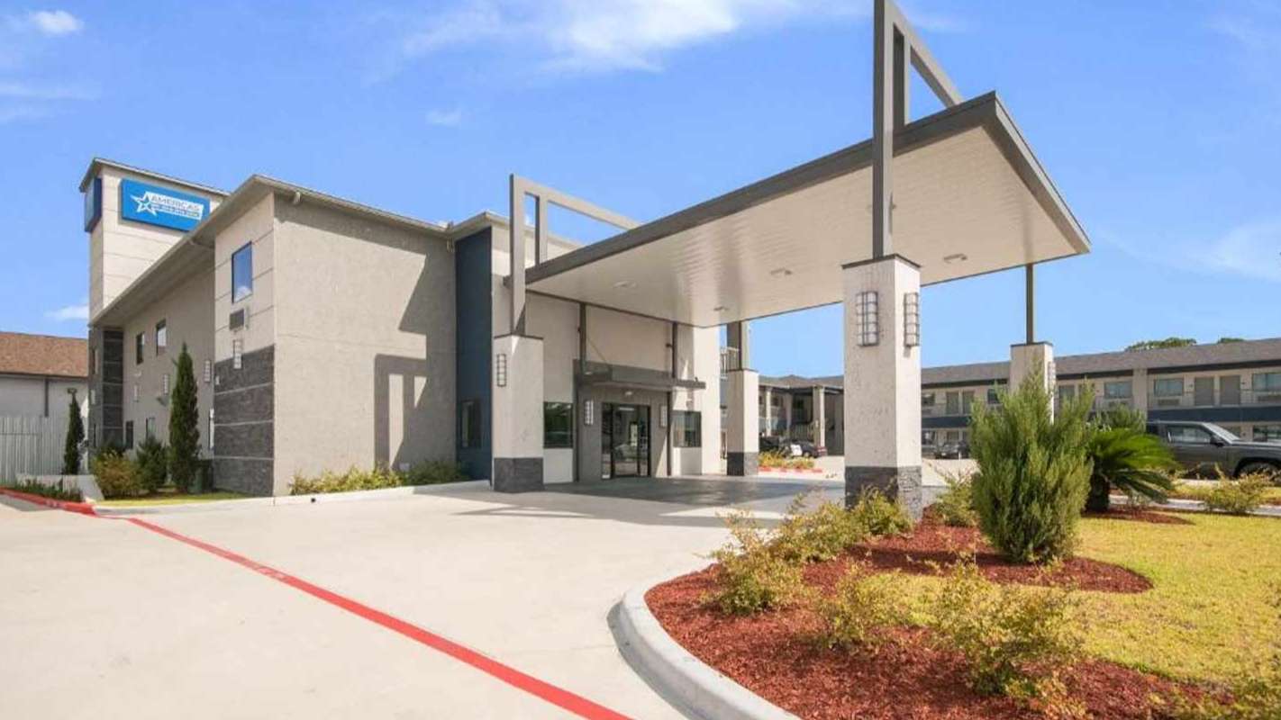 Americas Best Value Inn and Suites - 7003 N Loop East Garage