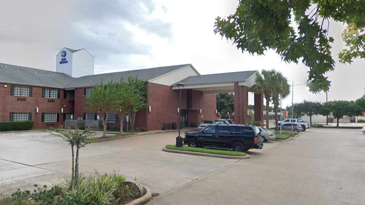 Baymont by Wyndham - 2950 W Sam Houston Pkwy S Garage