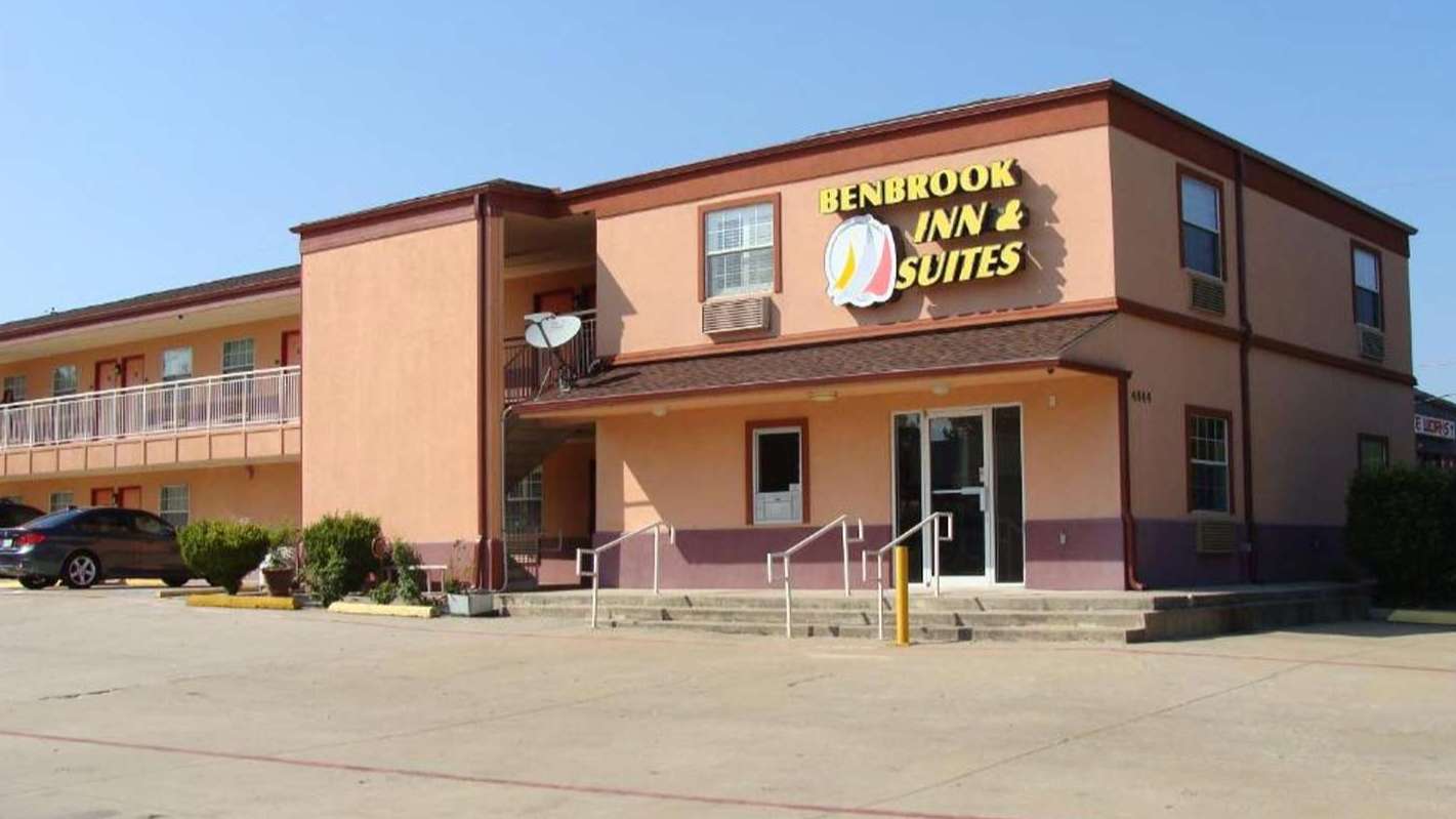 Benbrook Inn and Suites - 4844 Benbrook Blvd Garage