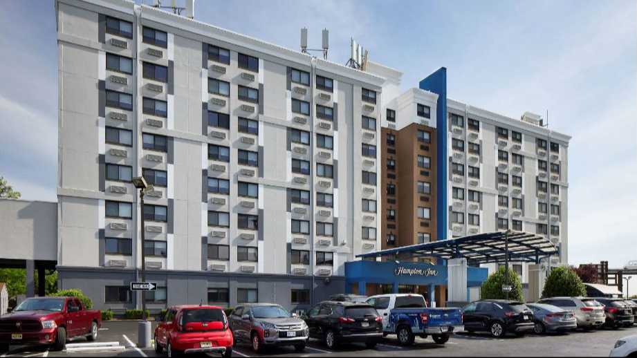 Hampton Inn EWR Airport Parking