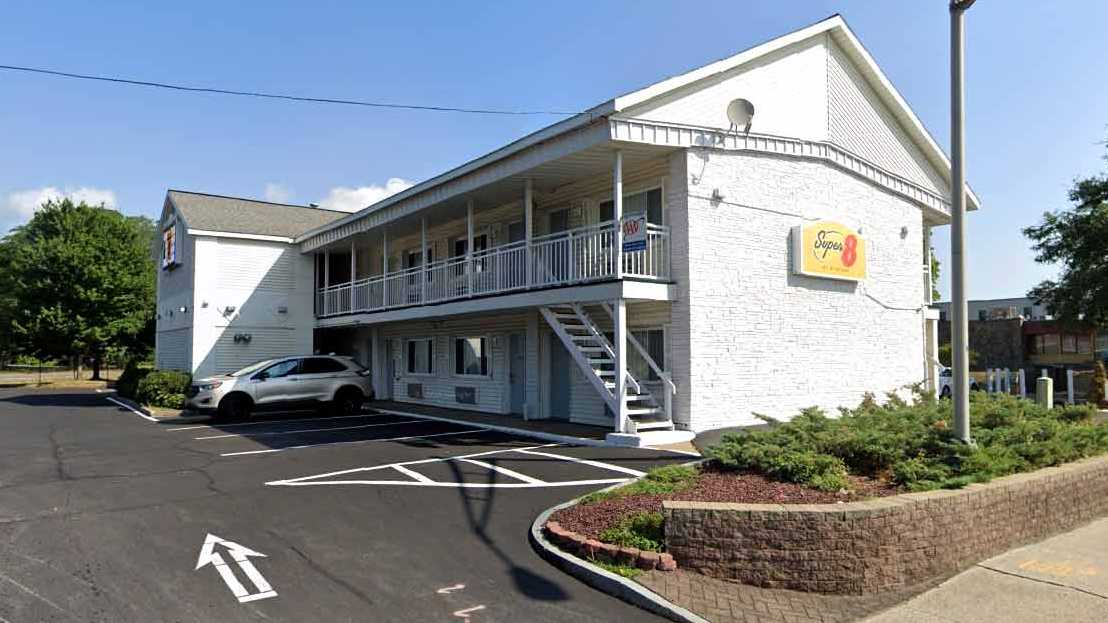 Super 8 By Wyndham ALB Airport Parking 