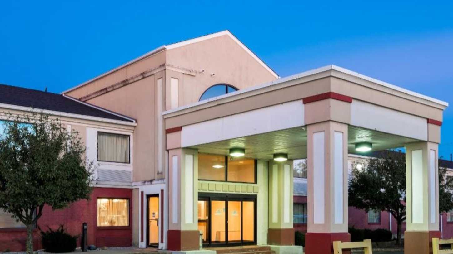 Find Best Hourly Parking Near Red Roof Inn -1221 E Dublin Granville Rd Garage Book Hourly Parking in Red Roof Inn -1221 E Dublin Granville Rd Garage