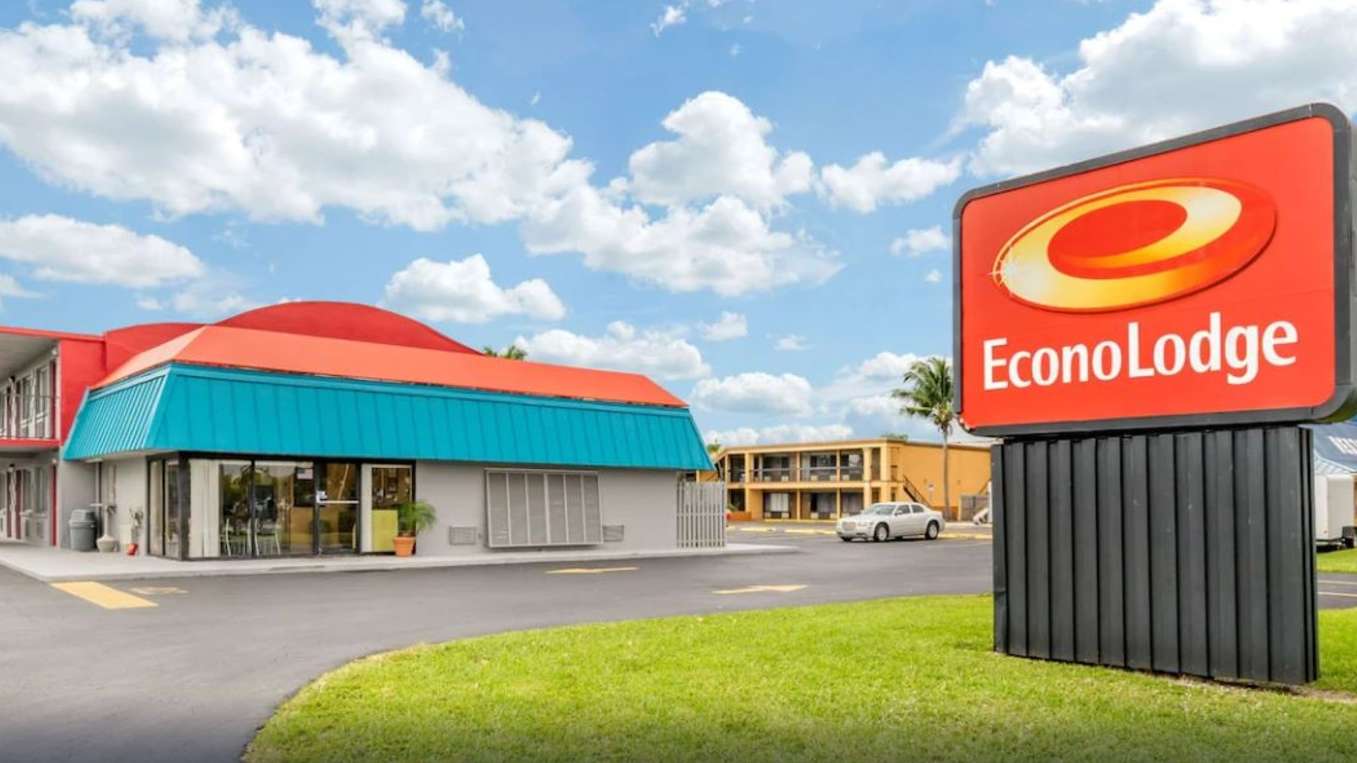 Econo Lodge North - 13301 N Cleveland Garage