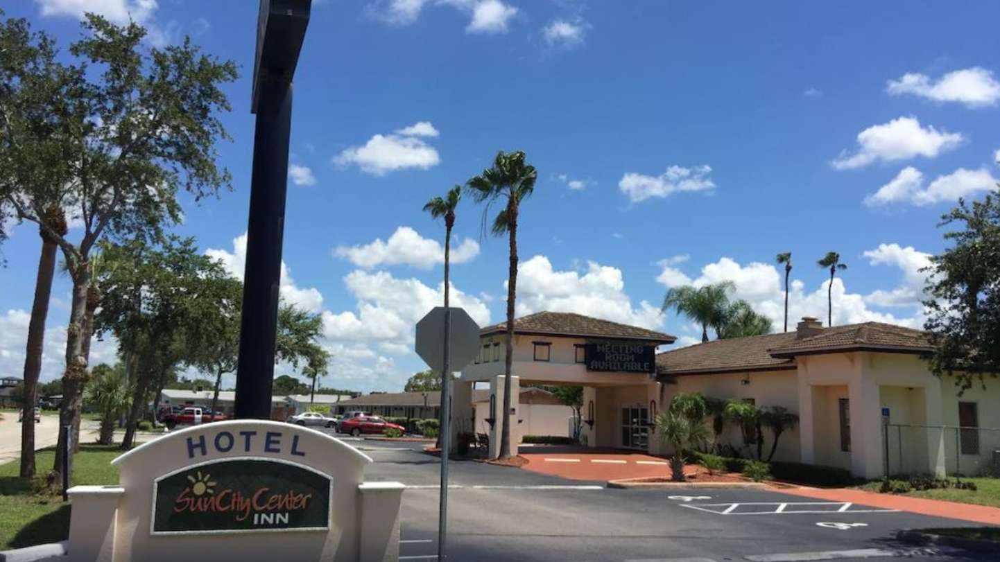 Rodeway Inn - 809 N Pebble Beach Blvd Garage