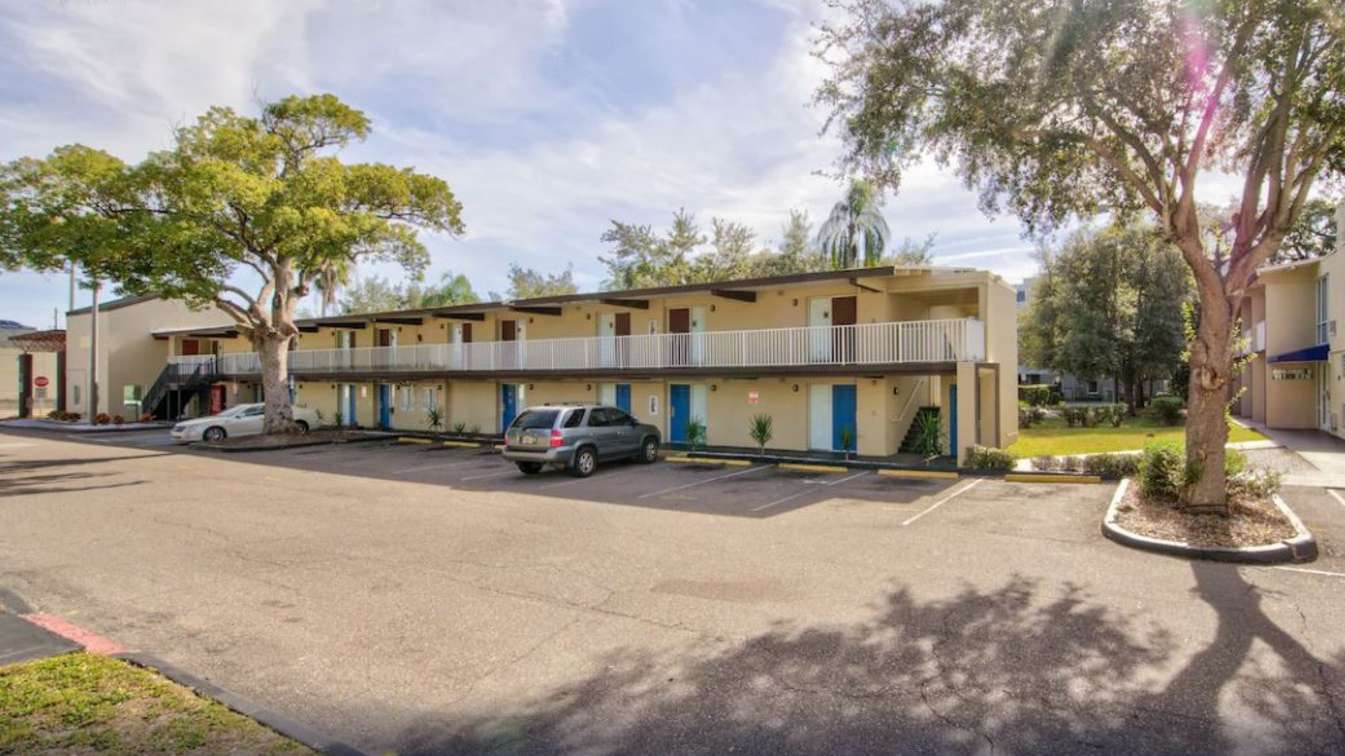 Clearwater Hotel - 20788 US Hwy 19 N Garage