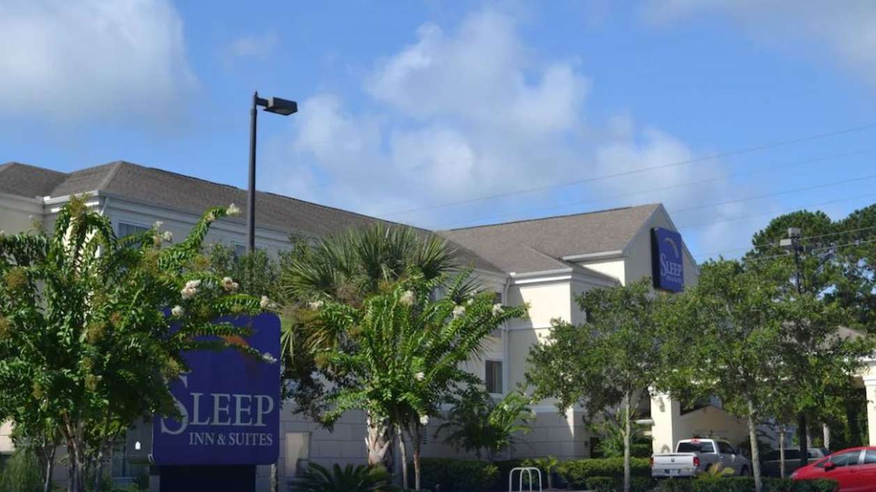 Find Best Hourly Parking Near Sleep Inn & Suites - 4110 SW 40th Blvd Garage Book Hourly Parking in Sleep Inn & Suites - 4110 SW 40th Blvd Garage