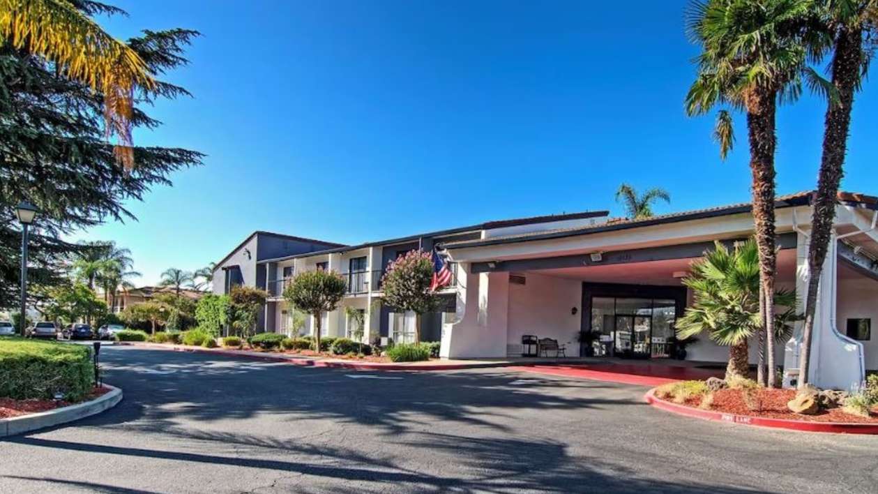 16525 Condit Rd (Quality Inn & Suites) Garage