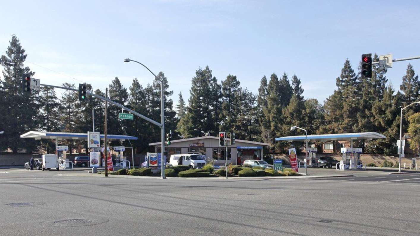 2090 Scott Blvd (Chevron) Parking