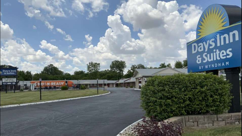 Days Inn 8319 State Route 108 Garage