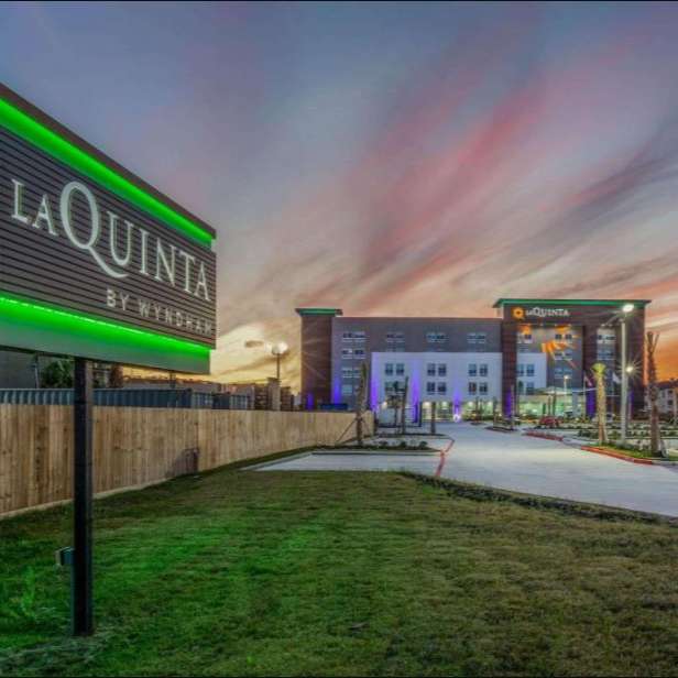 La Quinta Inn & Suites by Wyndham GLS Airport Parking