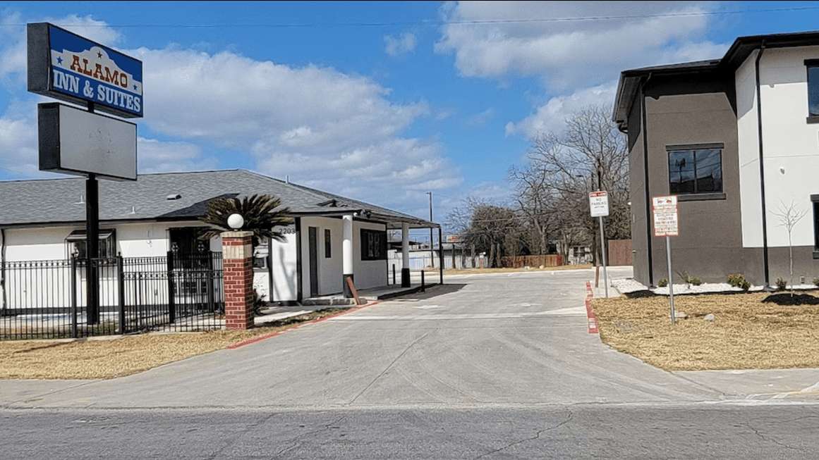 Americas Best Value Inn San Antonio Downtown Riverwalk - 2203 E Commerce St Garage
