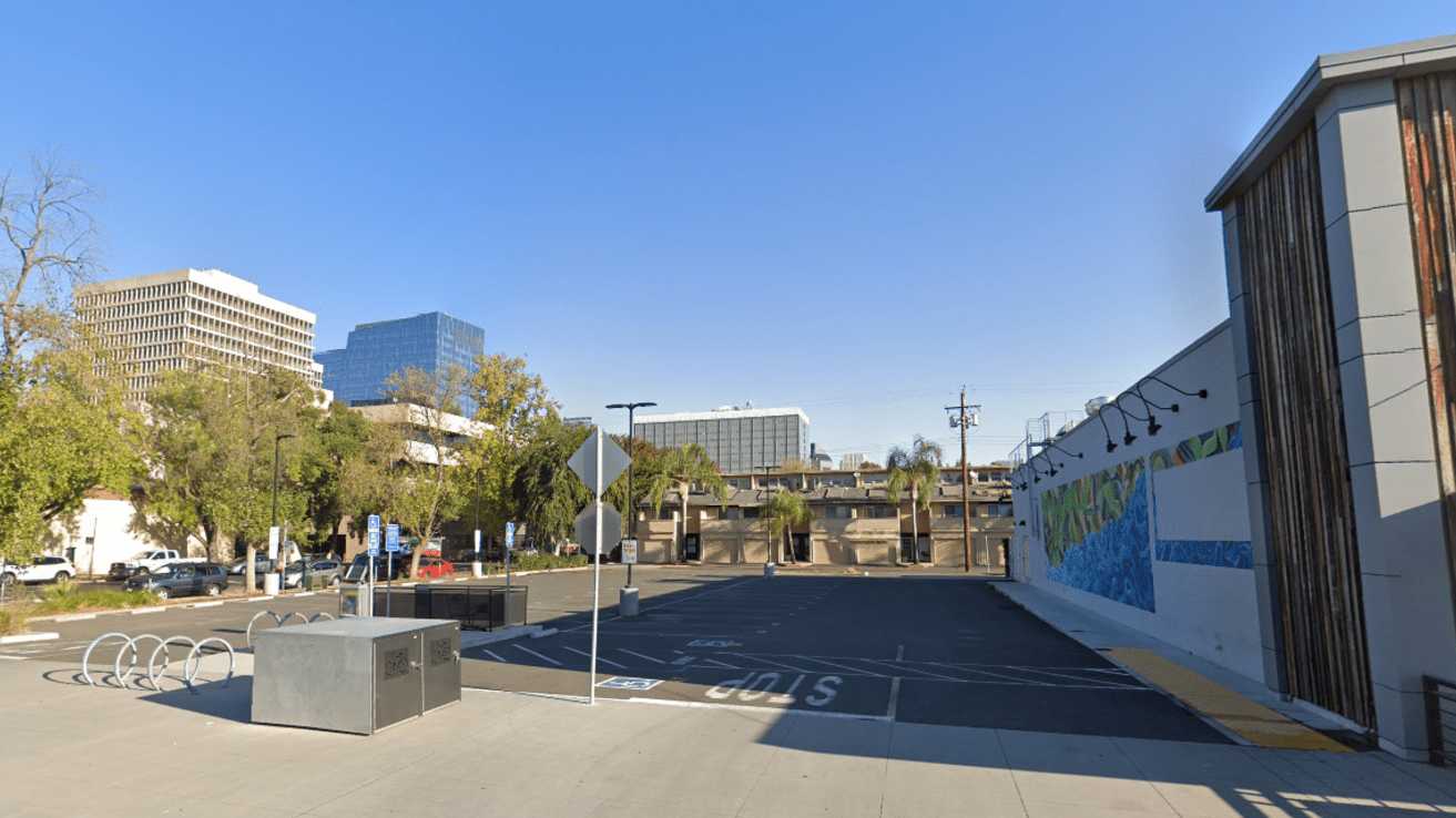 915 R St Parking