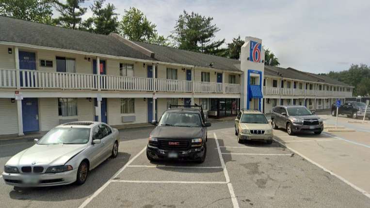 Motel 6 North ASH Airport Parking