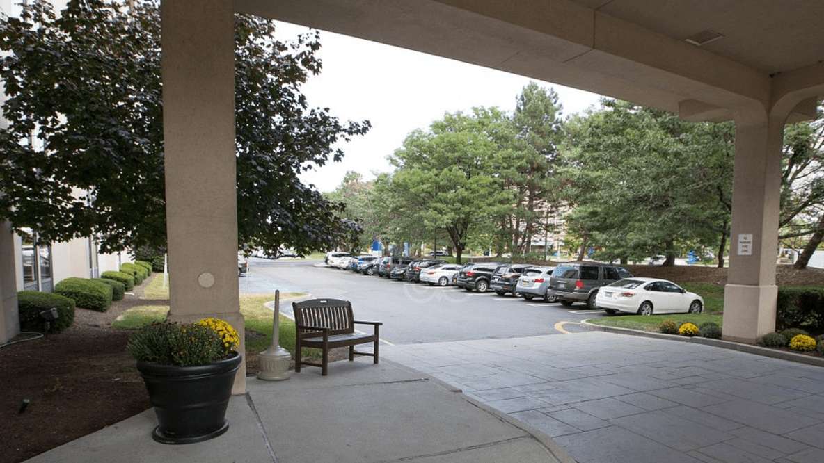 Best Western Plus - 250 Harmon Meadow Blvd Parking