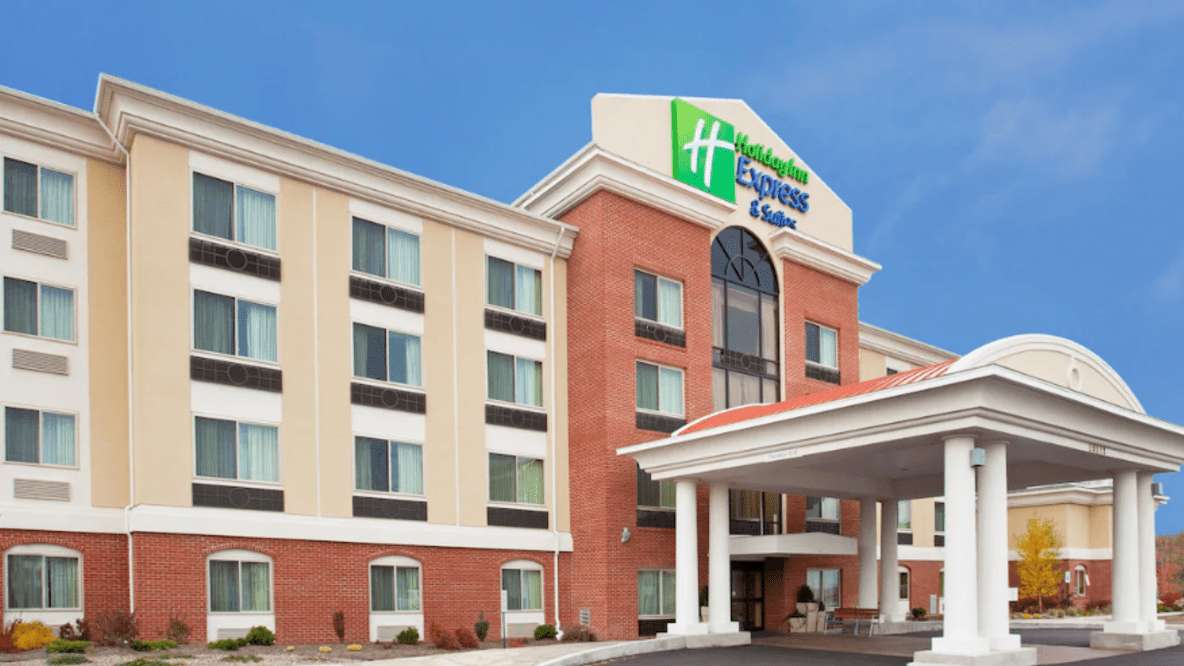 Holiday Inn Express - 10111 Niagara Falls Blvd Parking