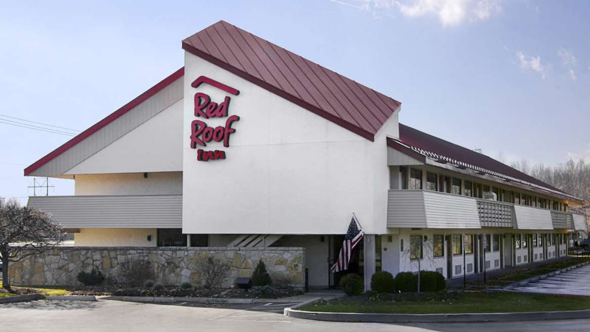 Red Roof Inn Buffalo - 5370 Camp Rd Parking